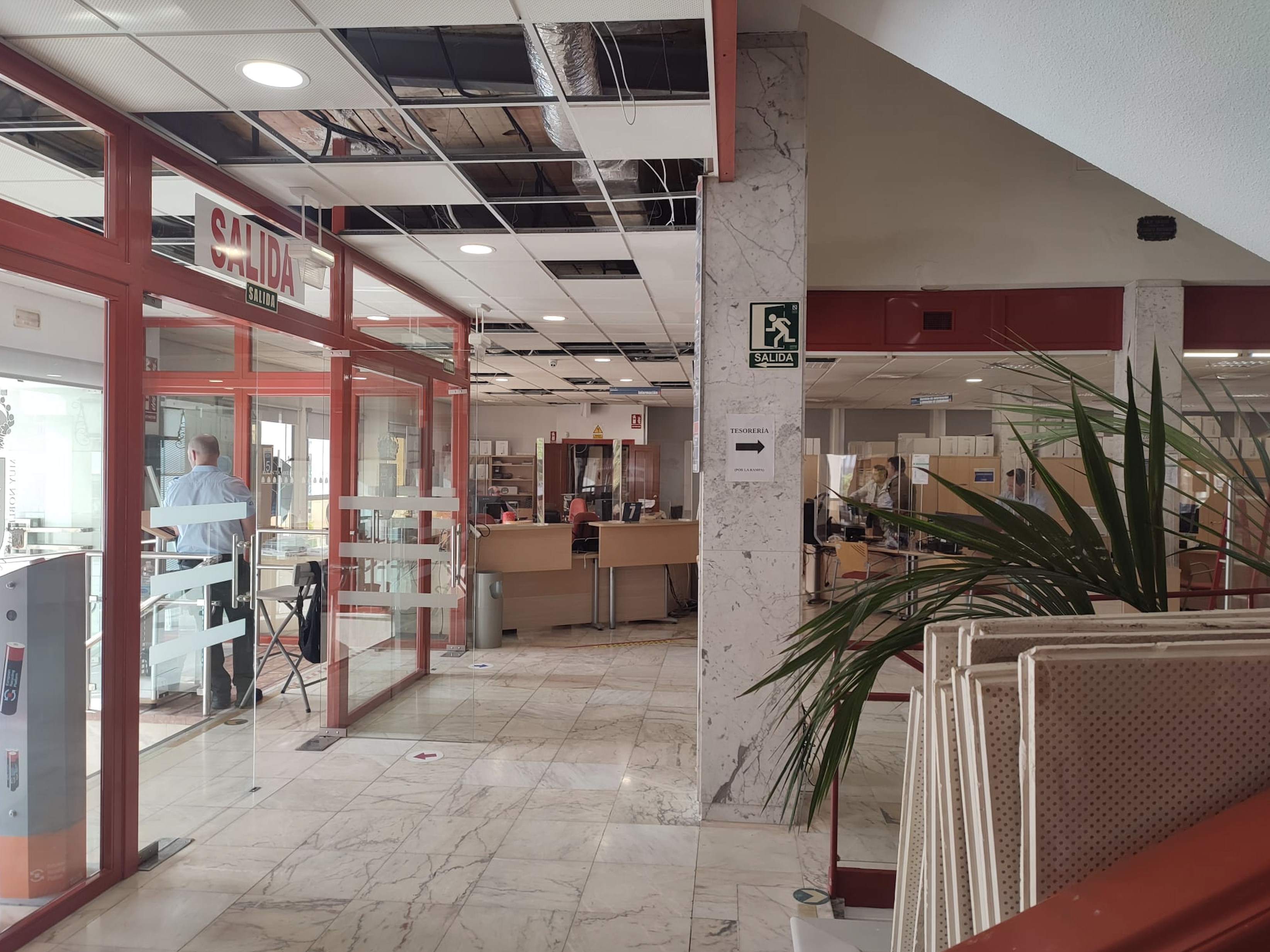 Entrada al ayuntamiento de Lucena esta mañana, todavía con algunas placas del falso techo desmontadas 