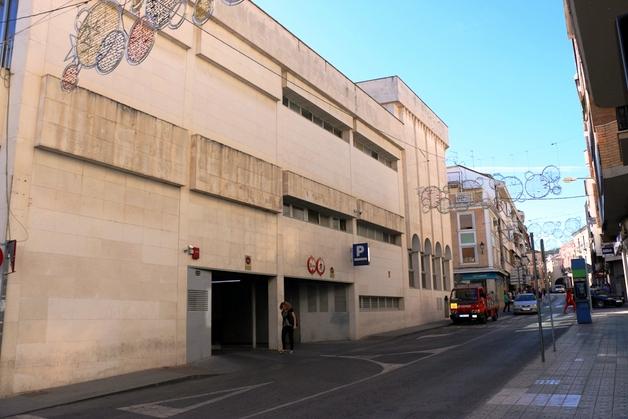 Muro oeste del Ayuntamiento antes de la instalación del jardín, en 2014