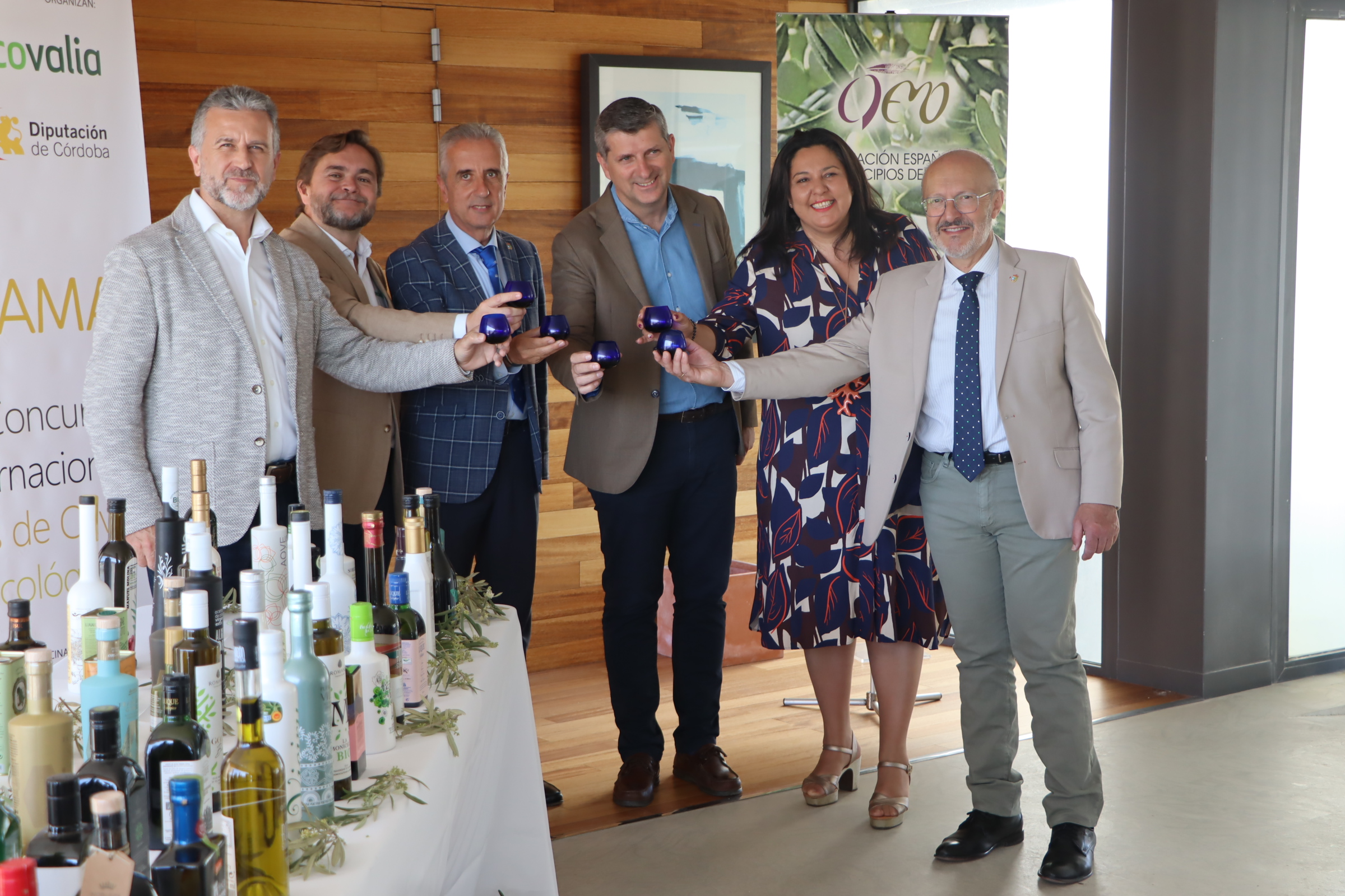 Las autoridades y organizadores del certamen brindan con aceite de oliva virgen extra ecológico durante la presentación de Ecotrama