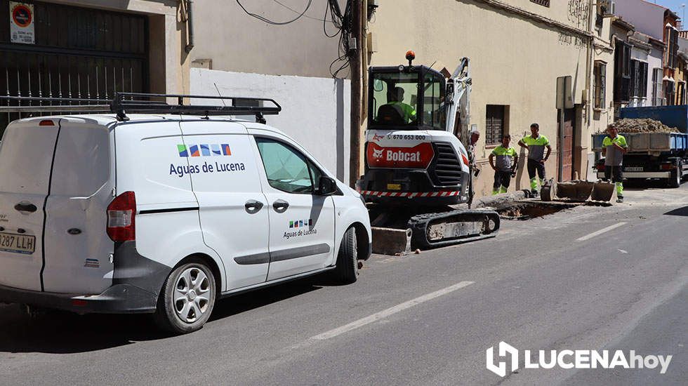  Operarios de Aguas de Lucena durante la reparación de una fuga. Archivo