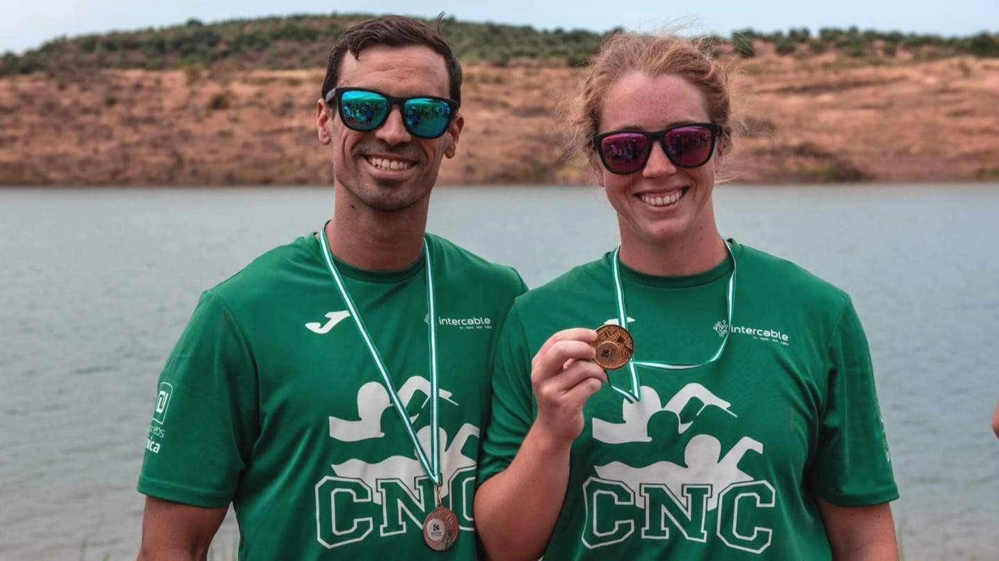  Cristian Gómez y Elia María Cuenca con sus medallas conseguidas en la tercera etapa del Circuito de Aguas Abiertas Diputación de Córdoba 