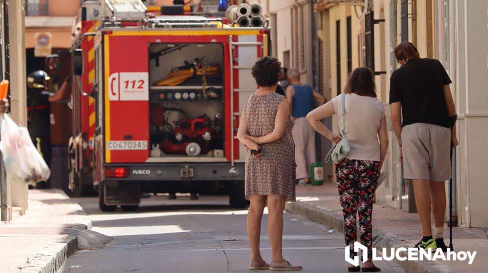  Varios vecinos observan el edificio en el que se ha producido el incendio 