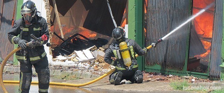  Vídeo del incendio en varias naves industriales en la carretera de Rute 