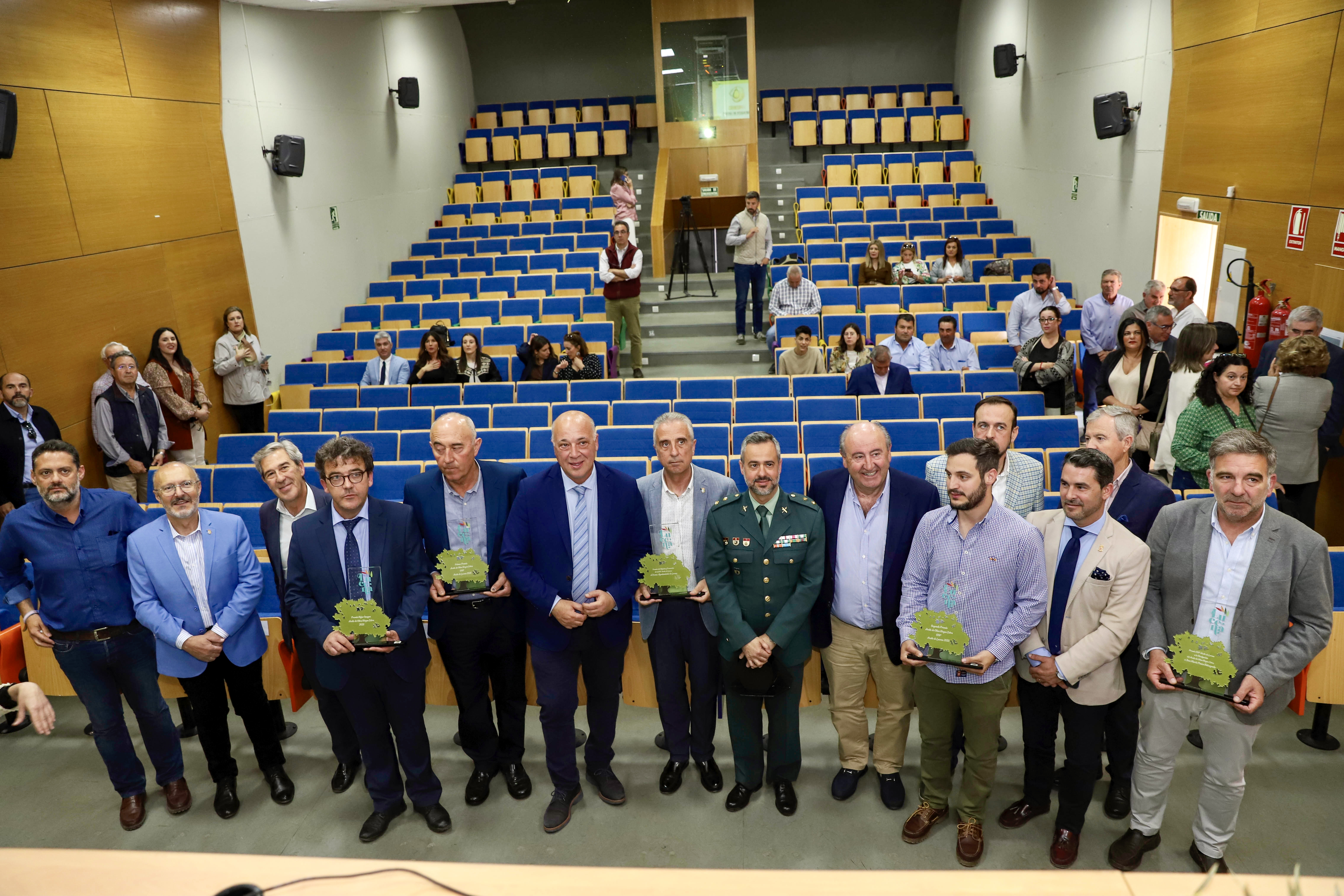 Galardonados y autoridades durante la entrega de los Premios a la Calidad DOP Aceite de Lucena 2023