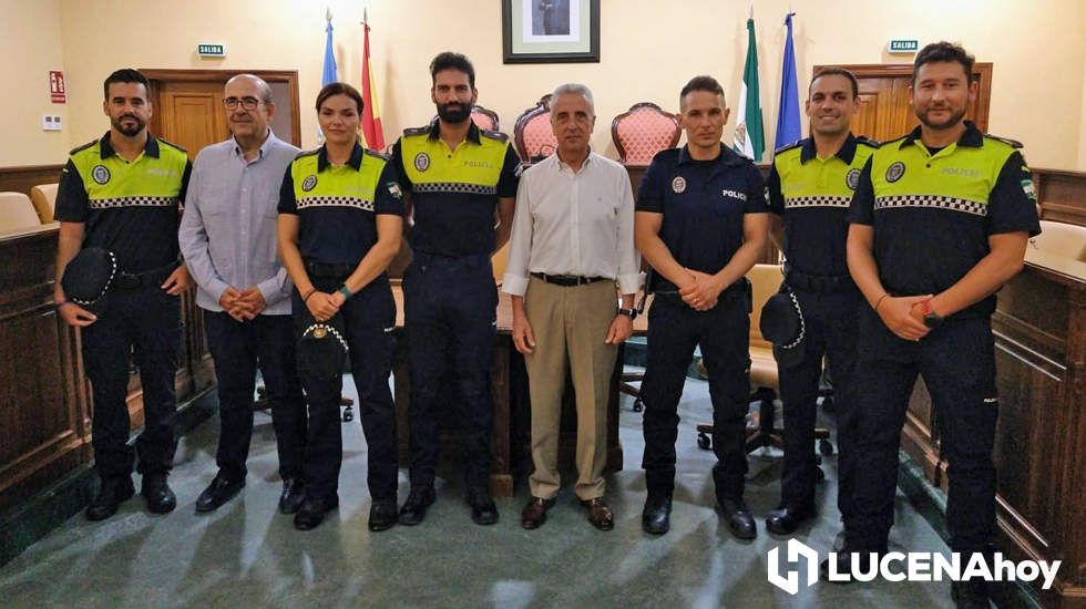  Los cinco nuevos agentes incorporados ayer junto al alcalde Juan Pérez, el edil de Seguridad Ciudadana, José Pedro Moreno y el subinspector David Navas. 