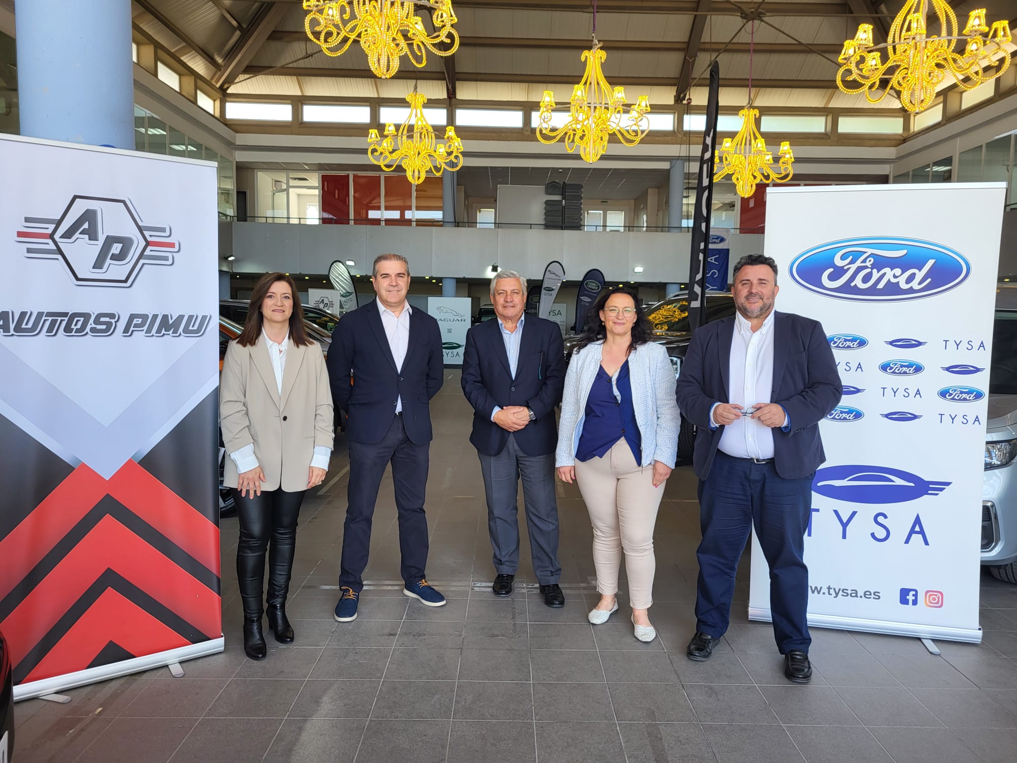 Representantes de las empresas lucentinas Autos Pimu y Gysa durante la inauguración de la Feria del Automóvil de Cabra