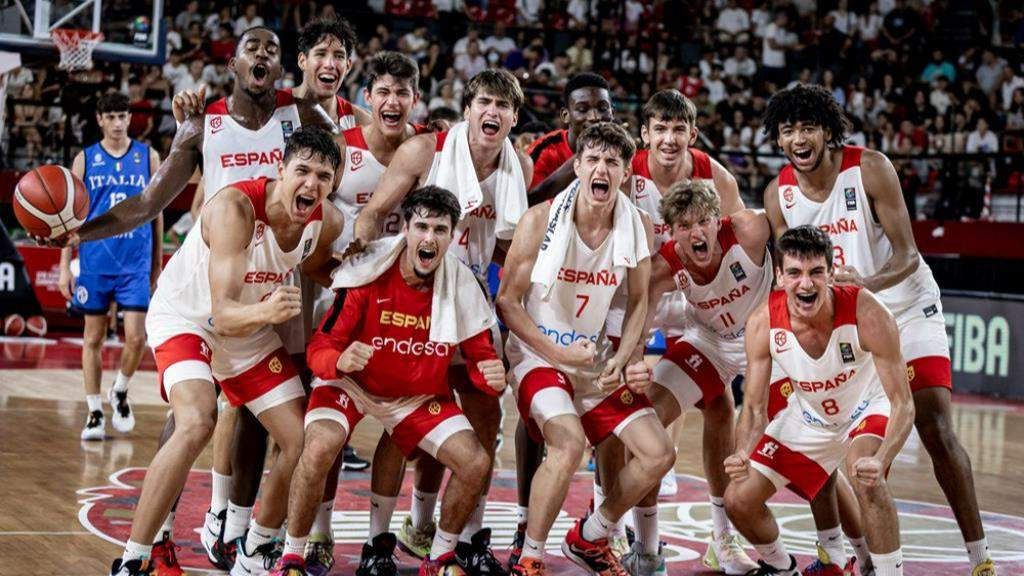  Tanchyn, por detrás del jugador con el dorsal número 11, celebra su pase a semifinales 