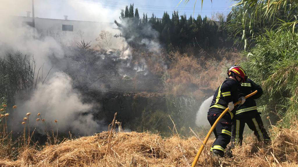  Los bomberos actúan en la zona afectada 