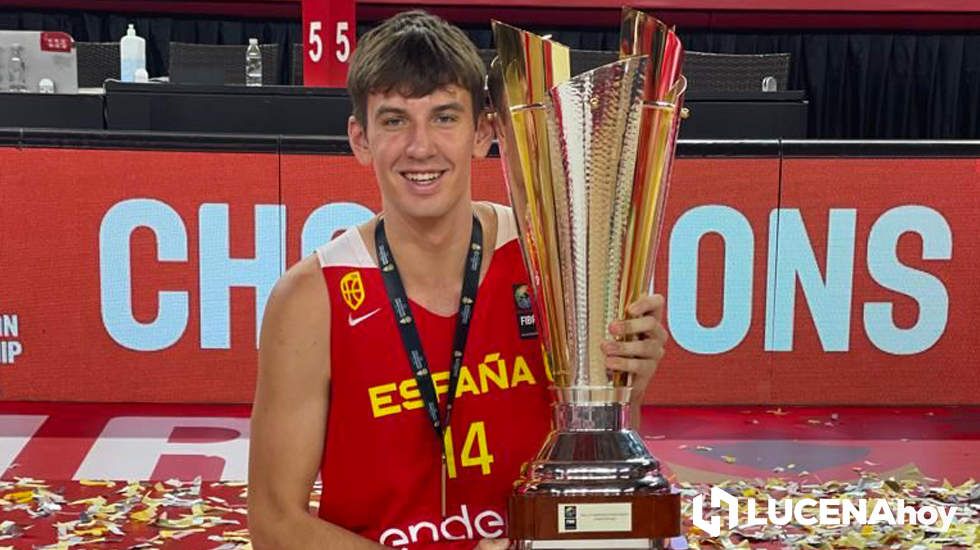  José Tanchyn sostiene la Copa de Campeón de Europa de Baloncesto sub-18 