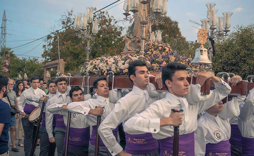 Galería: La joven cuadrilla de Rafael Romero Salas procesiona la imagen de la Virgen de las Vegas