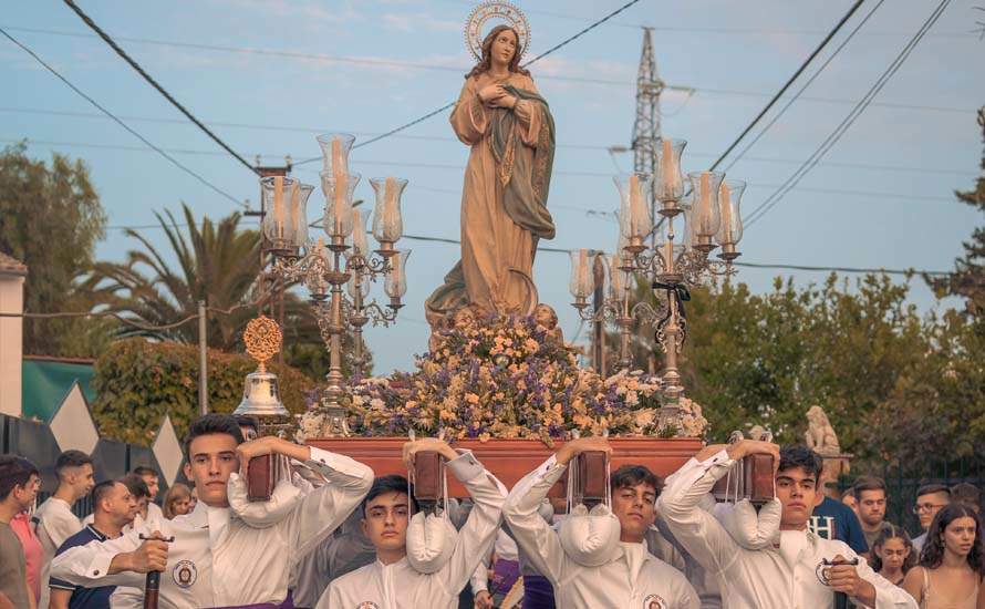 Galería: La joven cuadrilla de Rafael Romero Salas procesiona la imagen de la Virgen de las Vegas