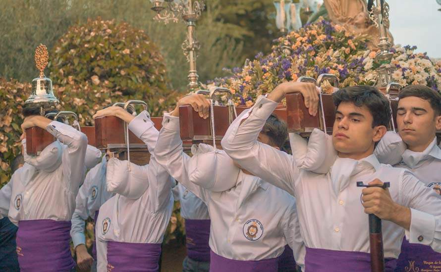 Galería: La joven cuadrilla de Rafael Romero Salas procesiona la imagen de la Virgen de las Vegas