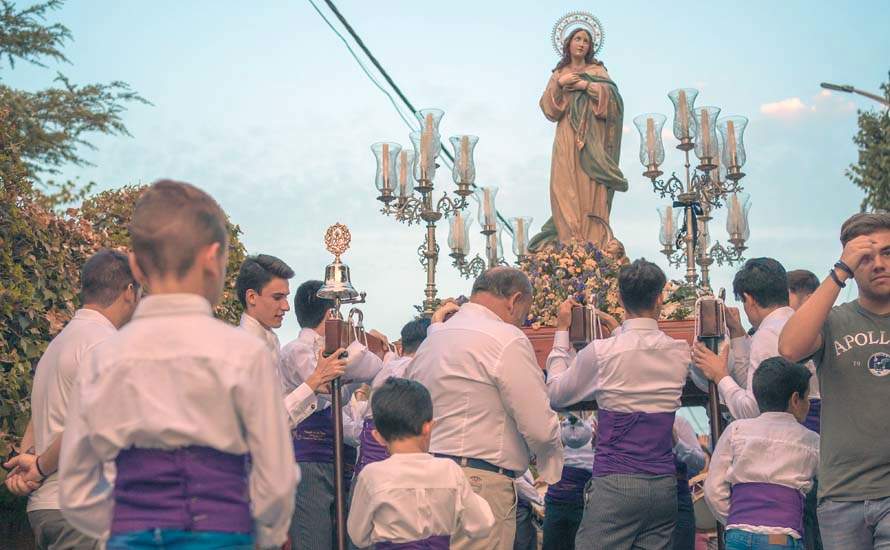 Galería: La joven cuadrilla de Rafael Romero Salas procesiona la imagen de la Virgen de las Vegas