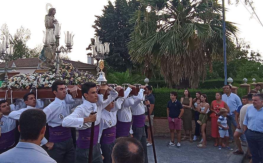 Galería: La joven cuadrilla de Rafael Romero Salas procesiona la imagen de la Virgen de las Vegas