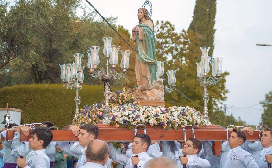 Galería: La joven cuadrilla de Rafael Romero Salas procesiona la imagen de la Virgen de las Vegas