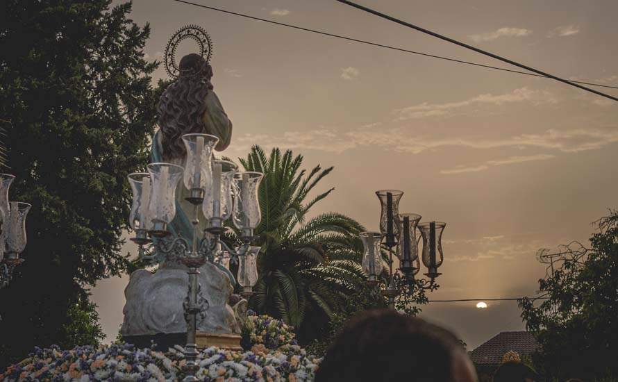 Galería: La joven cuadrilla de Rafael Romero Salas procesiona la imagen de la Virgen de las Vegas
