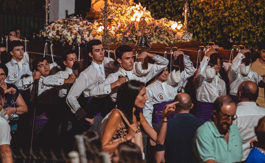 Galería: La joven cuadrilla de Rafael Romero Salas procesiona la imagen de la Virgen de las Vegas Galería: La joven cuadrilla de Rafael Romero Salas procesiona la imagen de la Virgen de las Vegas
