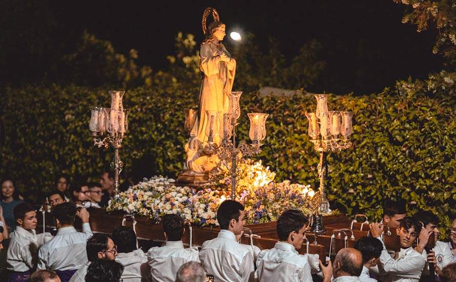 Galería: La joven cuadrilla de Rafael Romero Salas procesiona la imagen de la Virgen de las Vegas