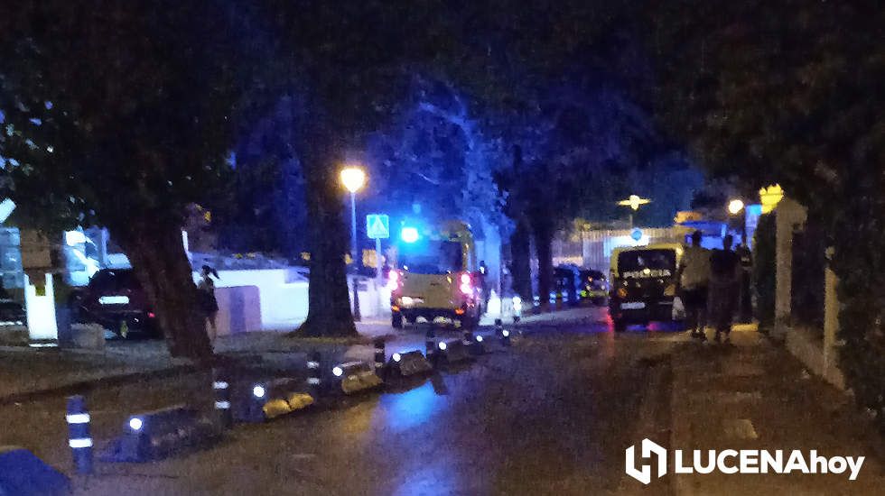  Una ambulancia y vehículos policiales a las puertas del Centro de Salud de Lucena en la noche de ayer. 