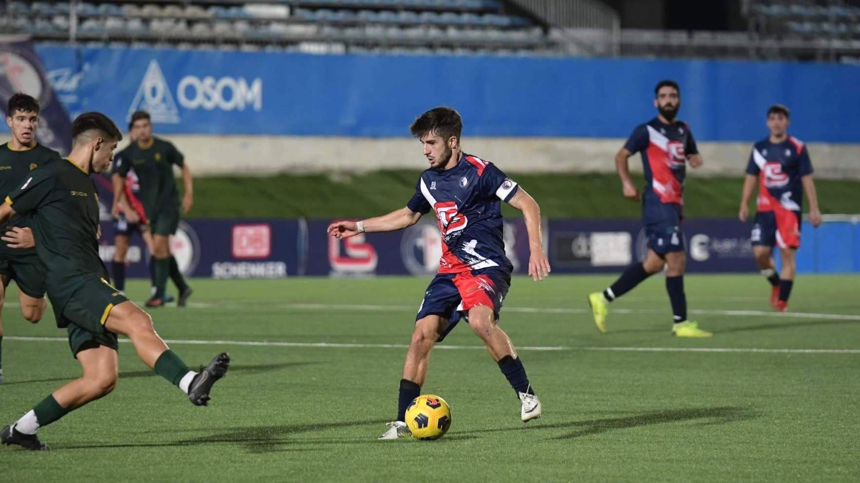  Una jugada del partido entre el CD Lucecor y el Córdoba Juvenil (Imagen: Jesús Cañete) 