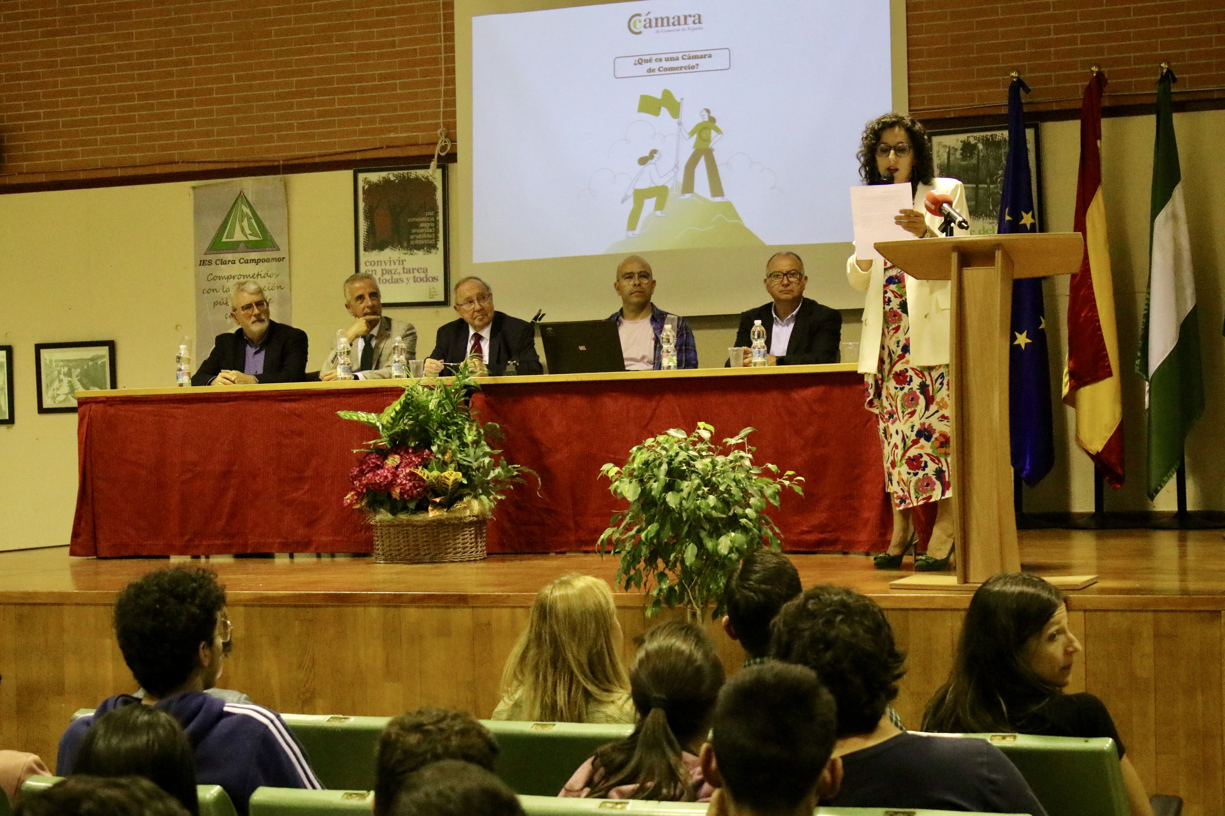 Conferencia de José Luis Benet, situado en la parte central de la mesa