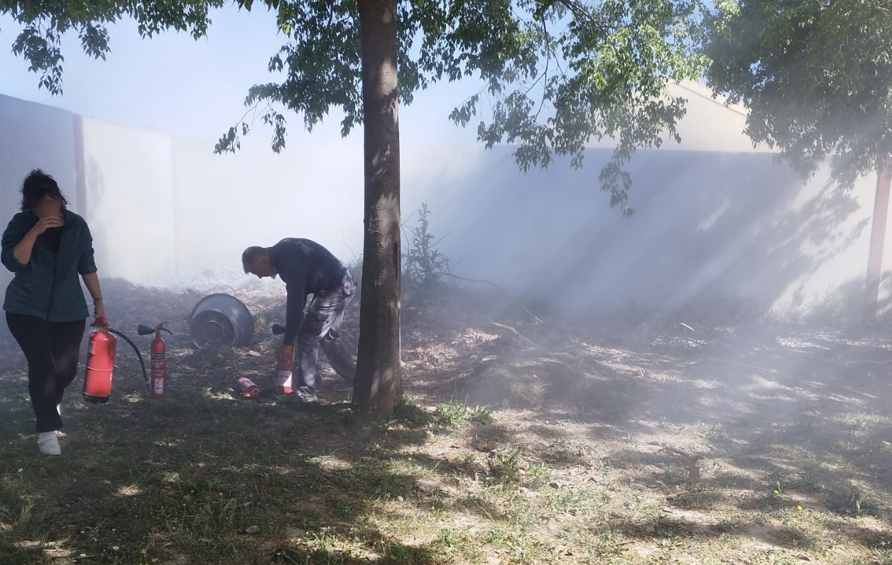 Los guardas del centro apagan el conato de incendio en el IES Clara Campoamor