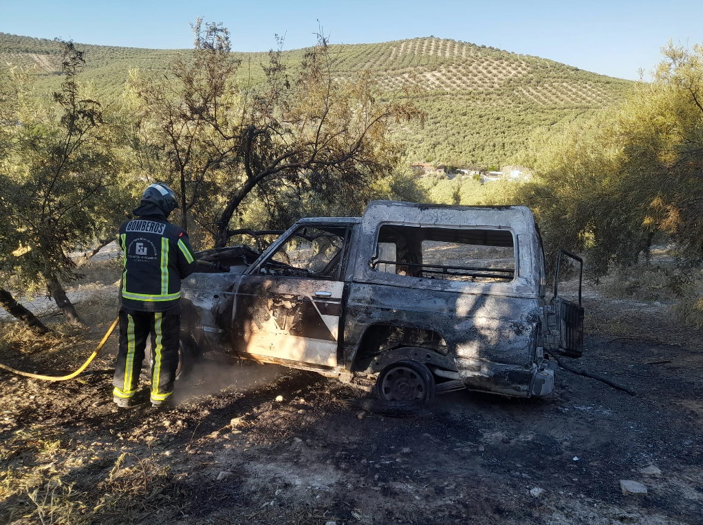 Vehículo incendiado esta mañana en Lucena