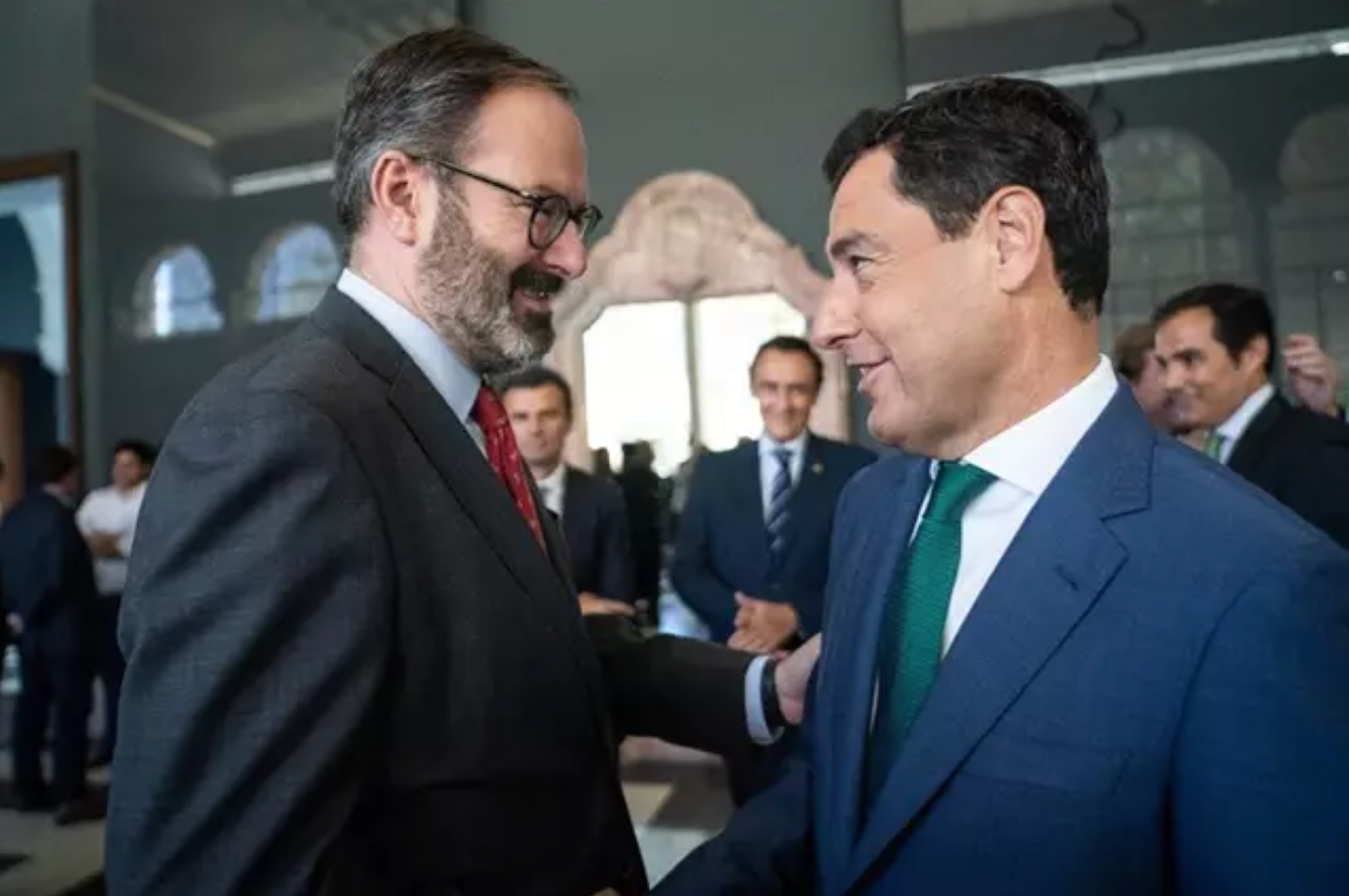  Adolfo Molina, en una foto junto al presidente de la Junta de Andalucía, Juanma Moreno. Foto: Europapress 