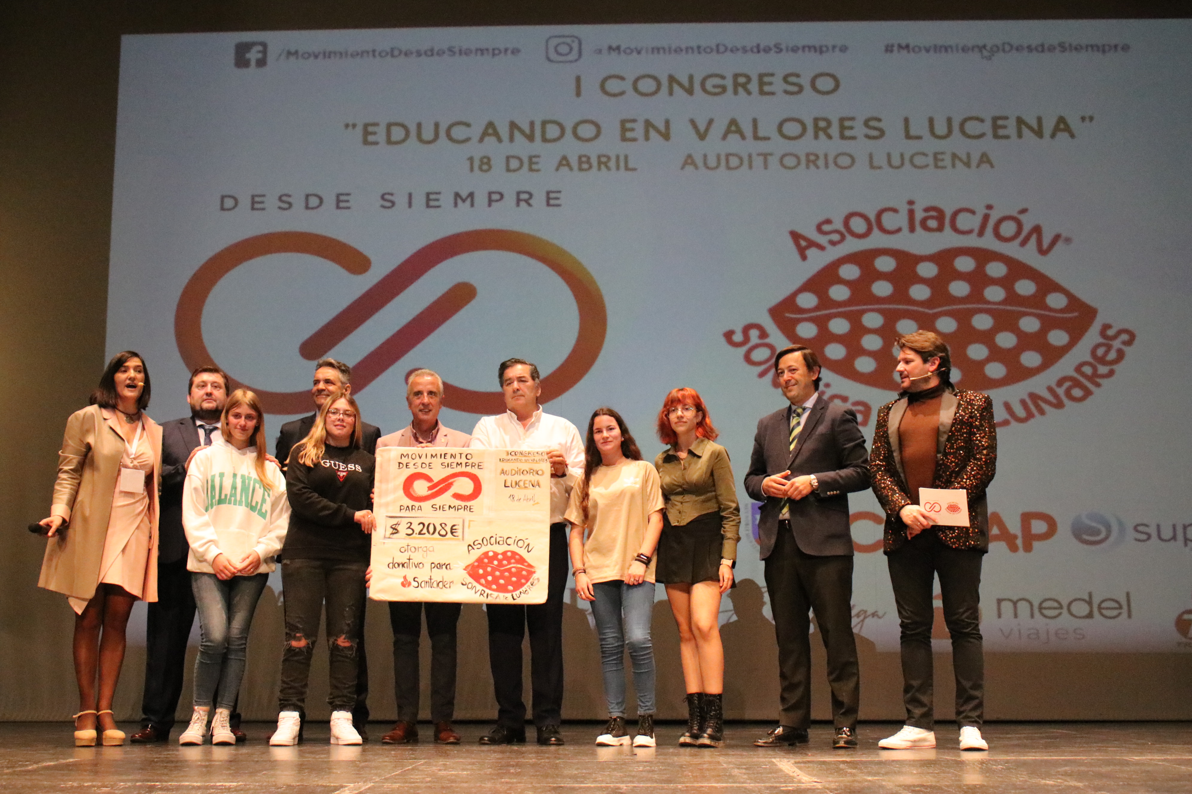 Entrega del importe recaudado durante el Congreso "Educando en Valores"