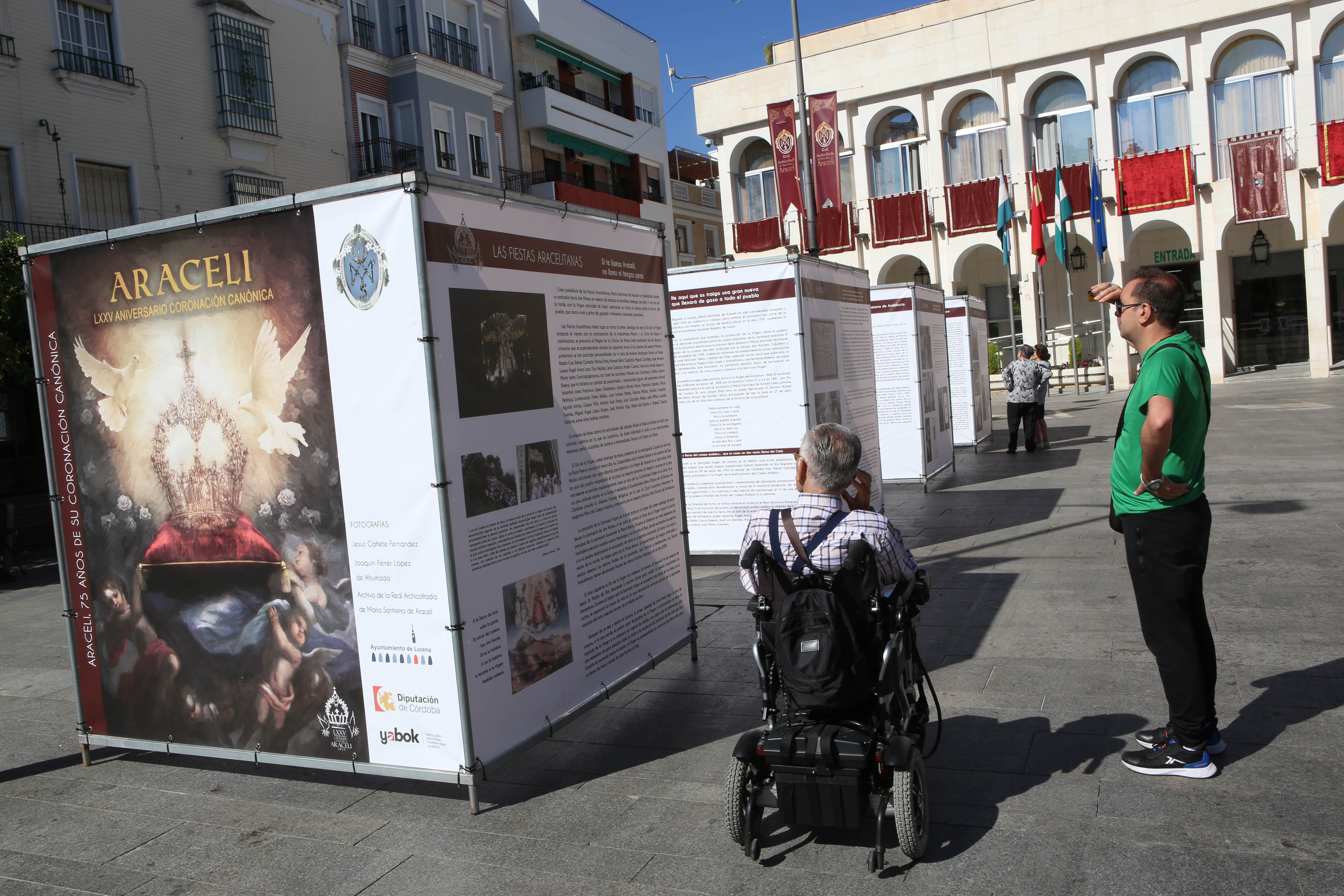 Exposición de paneles informativos sobre la historia aracelitana instalada en la Plaza Nueva