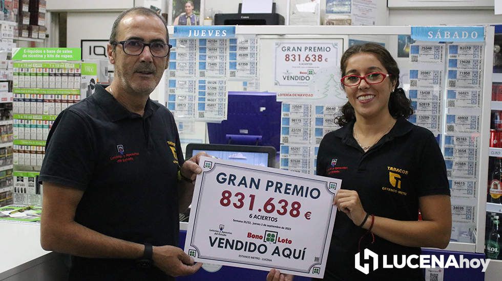  Valeriano Almirón y Ana Ferrero con el cartel del gran premio que han repartido 