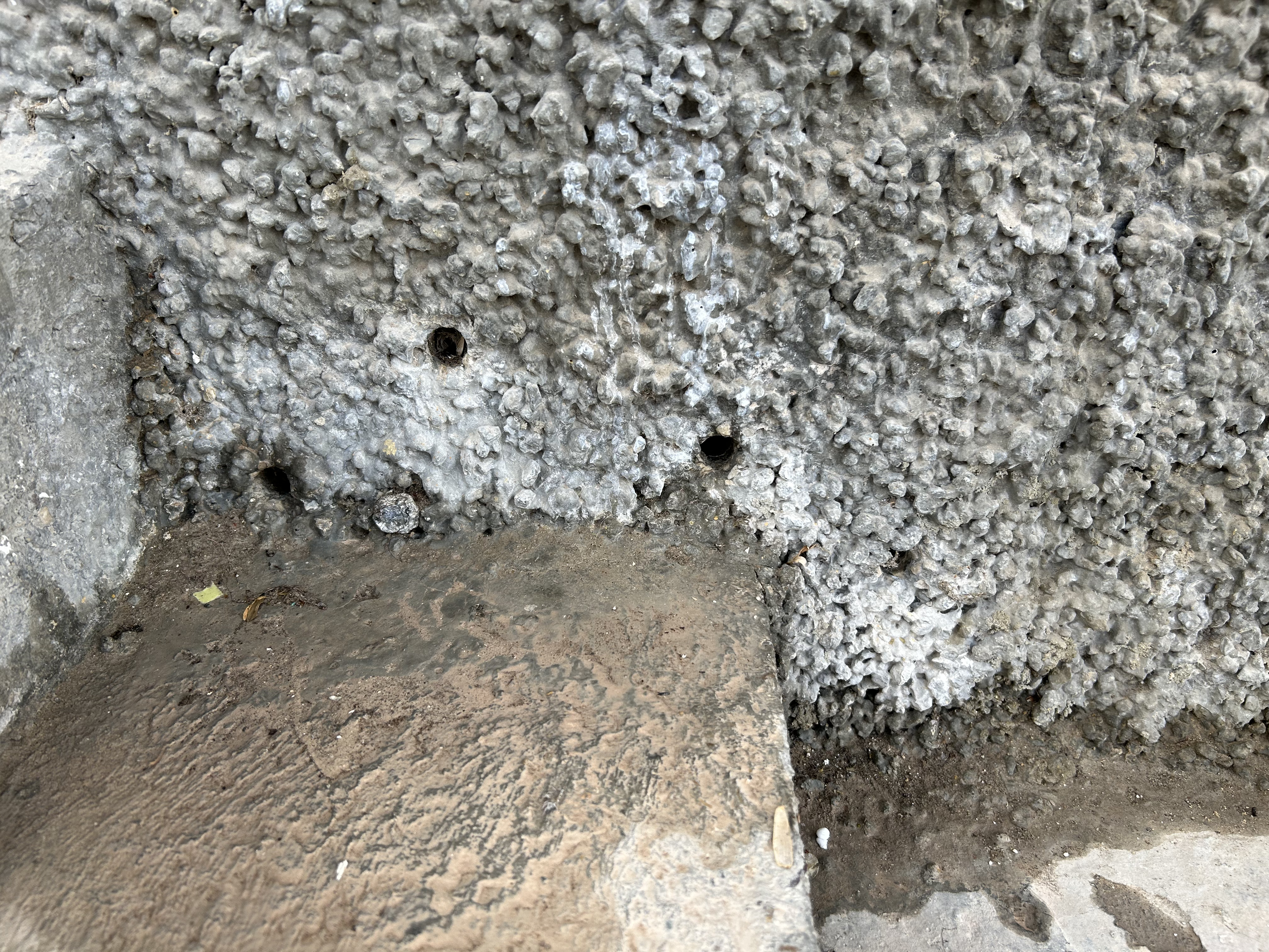 Taladros en la pared de los sótanos realizados por los vecinos para evacuar el agua almacenada