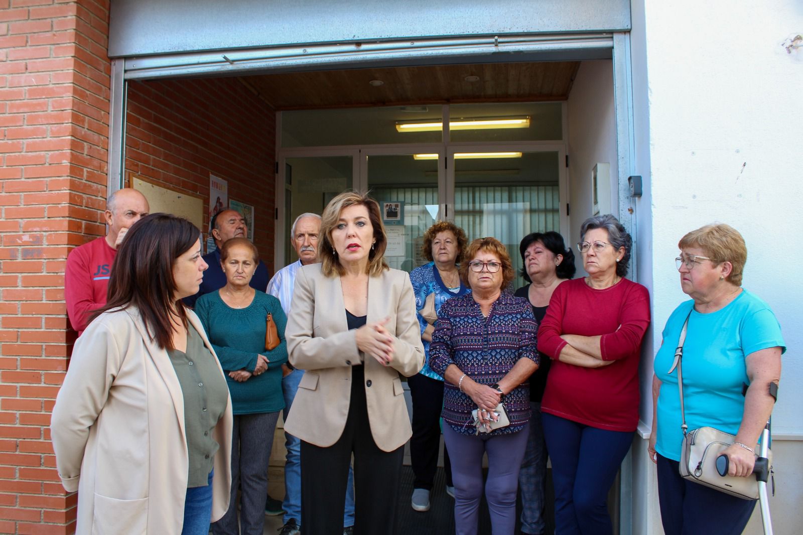 Ana Romero y Rocío Montes junto a vecinos de Las Navas a las puertas del consultorio de la pedanía