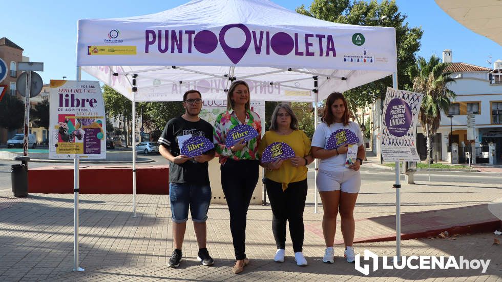  Carmen Gallardo junto a miembros de Cruz Roja Luena ante el "punto violeta"de información 