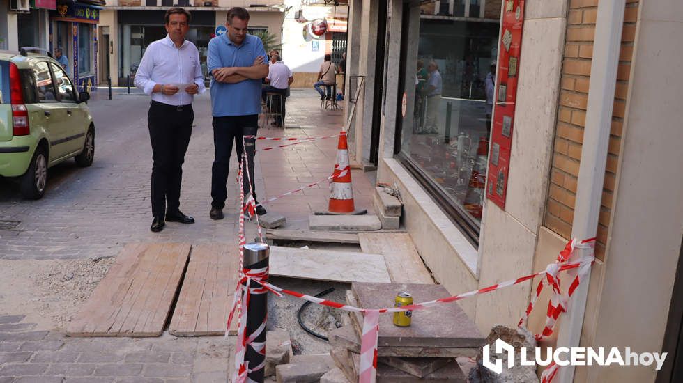  Miembros del PP durante la visita a las obras de conexión a la red del inmueble número 36 de Plaza Alta y Baja 