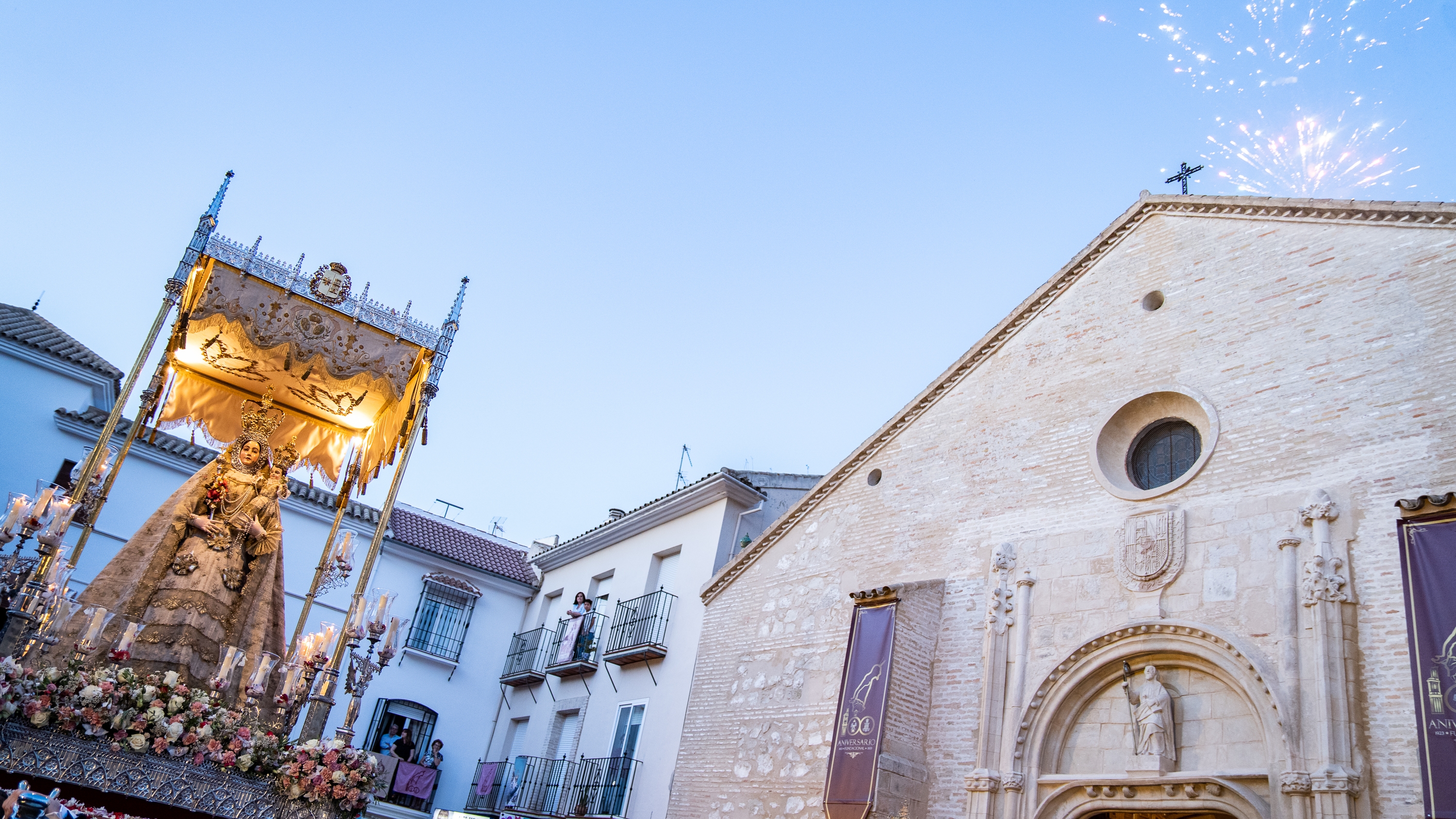 La Virgen de Araceli ante la fachada de Santiago, en abril de 2023. Foto: Jesús Cañete