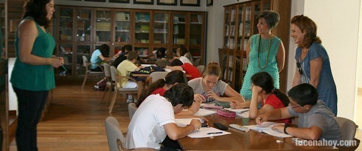  Una treintena de alumnos reciben clases de refuerzo escolar en la biblioteca 