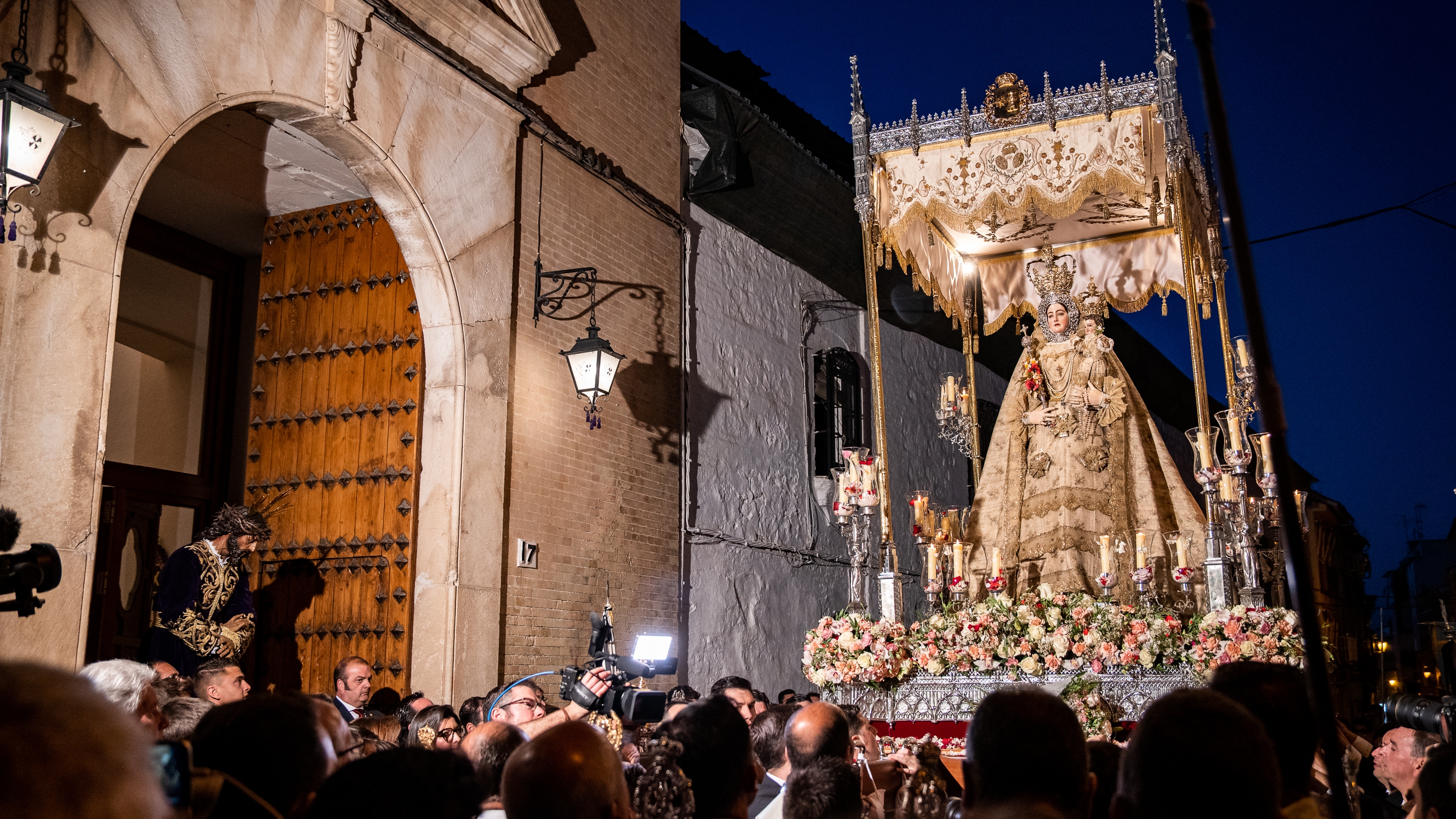 Primer traslado de la Virgen de Araceli. La Patrona de Lucena ante la imagen de Ntro. Padre Jesús de la Bondad. Foto: Jesús Cañete