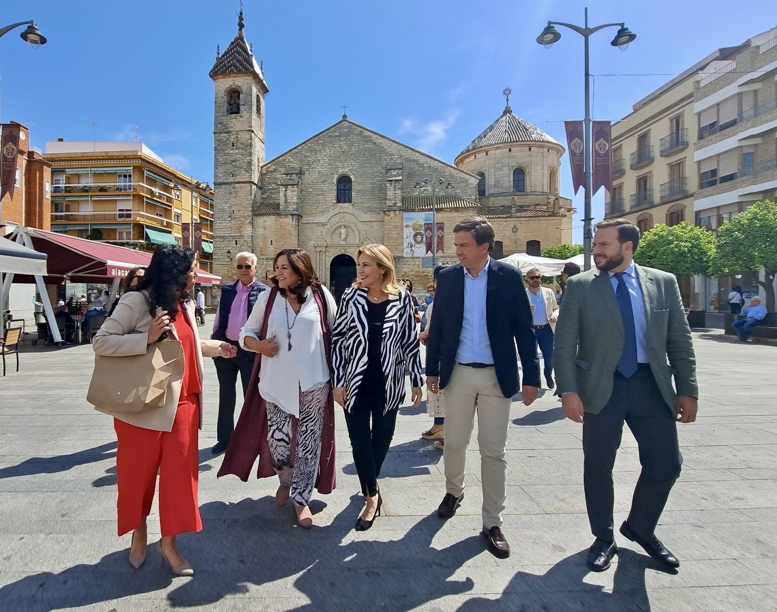 Carolina España durante el paseo electoral de apoyo a la candidatura de Aurelio Fernández a la Alcaldía de Lucena