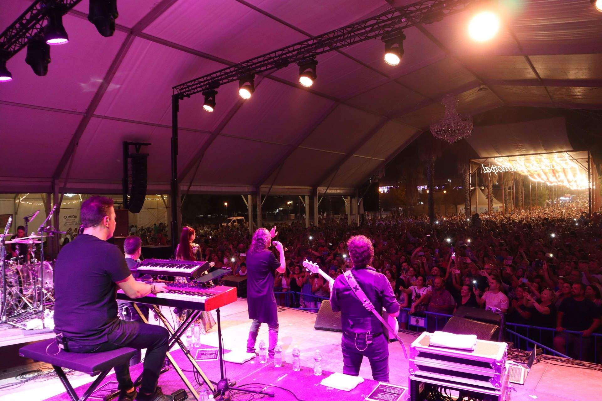 GALERÍA: 6.000 personas disfrutaron del concierto de Camela en la Feria del Valle de Lucena