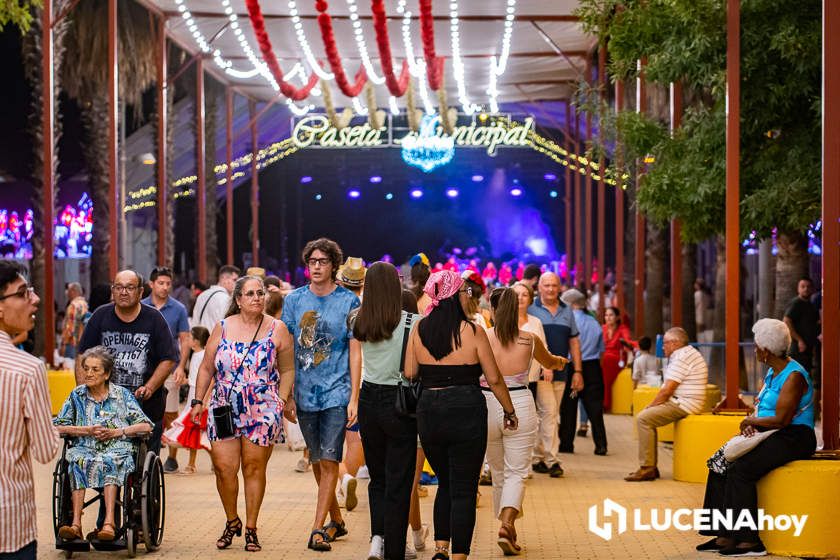 GALERÍA: Un paseo nocturno por la Feria del Valle durante la jornada del viernes con las actividades locales y el Concurso de Pasodobles como protagonistas en la Caseta Municipal