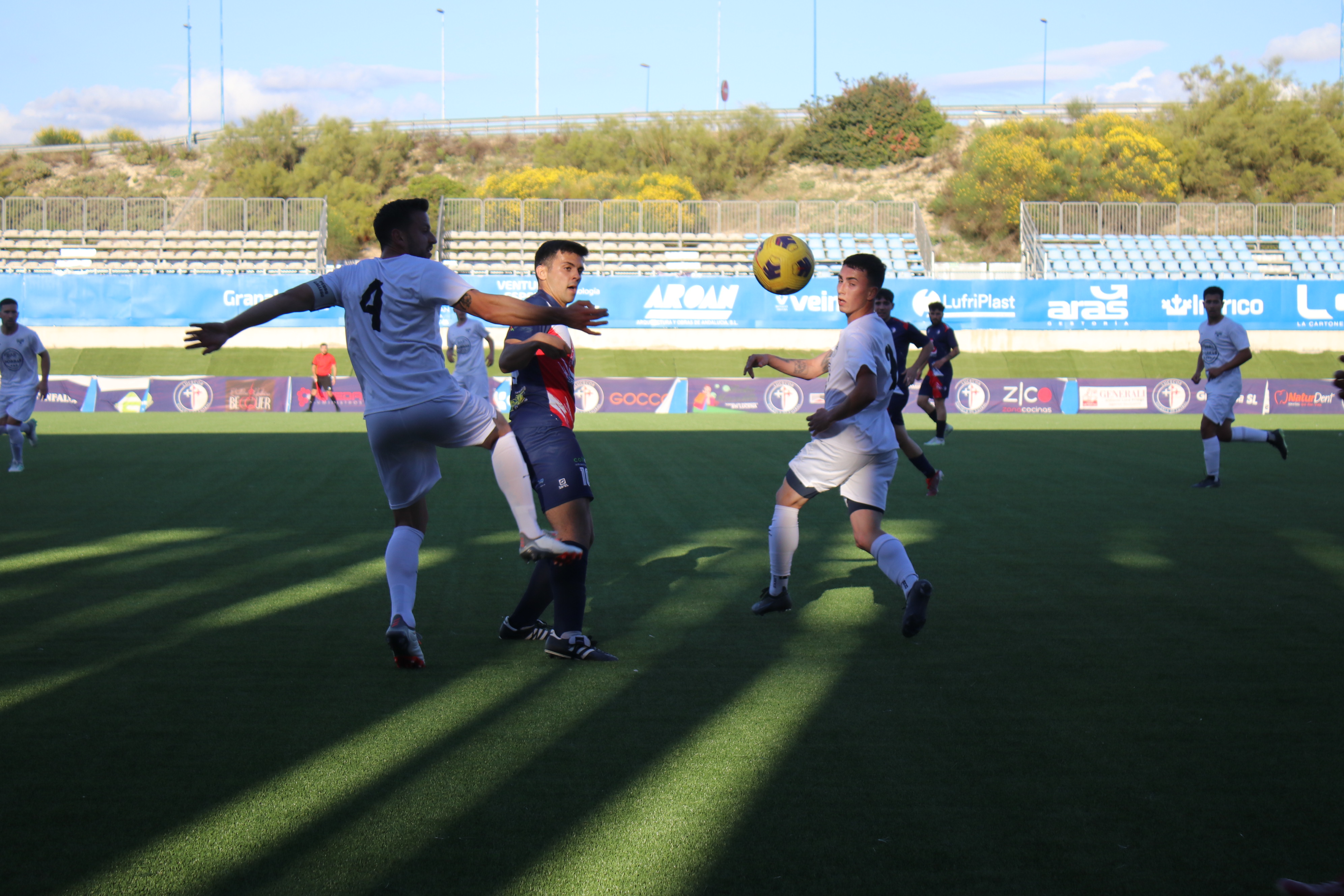 Jugada entre CD Lucecor y Peñarroya Pueblonuevo CF