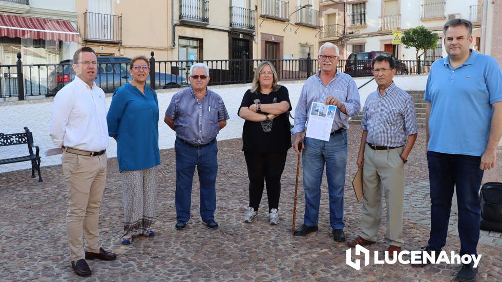  Algunos de los vecinos que han iniciado la campaña de recogida de firmas junto a representantes del PP 