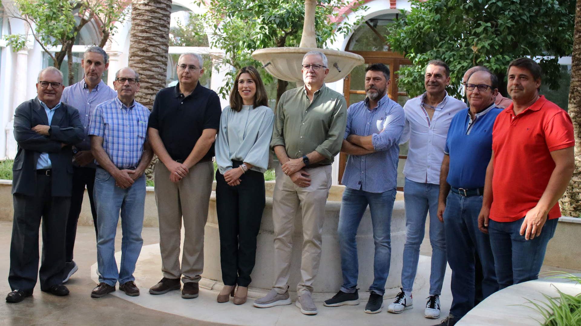  Teresa Alonso junto a los representantes de las empresas lucentinas que participarán en la Feria Habitat Valencia 