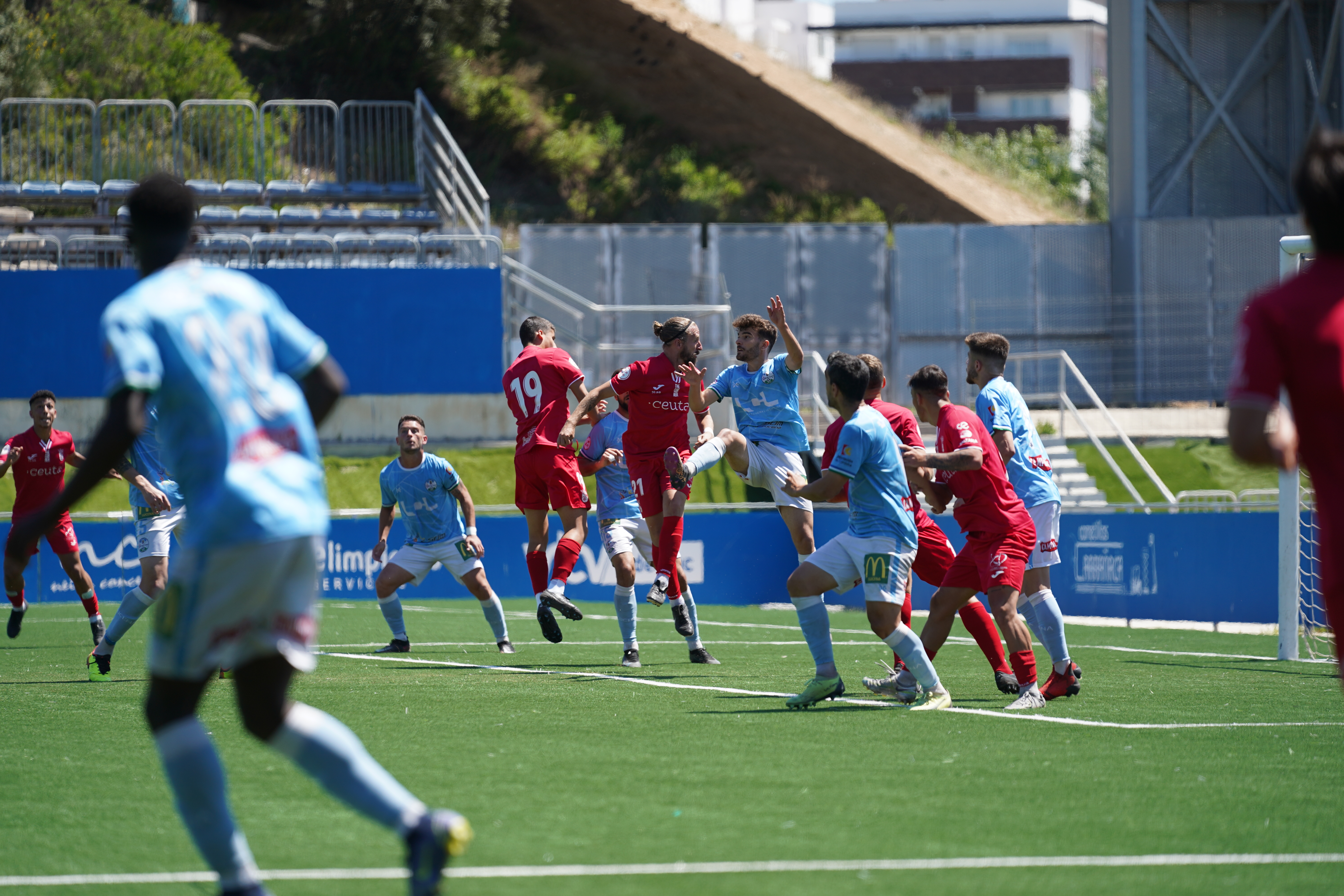 Un lance de juego en el último partido de la temporada regular del Ciudad de Lucena frente al Ceuta B. Foto: Antonio Dávila