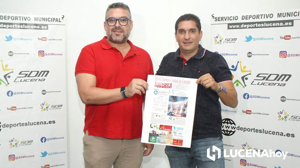  El presidente del Club de Ajedrez Ruy López de Lucena, Jesús Alba junto al edil de Deportes, Alberto Lora 