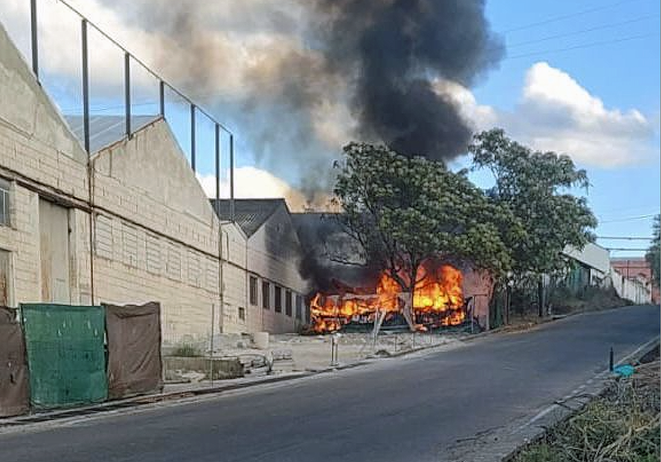Una imagen de la caravana incendiada en la tarde de ayer
