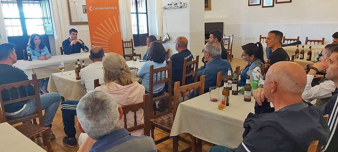 Un momento de la reunión de Ciudadanos con los vecinos de Campo de Aras