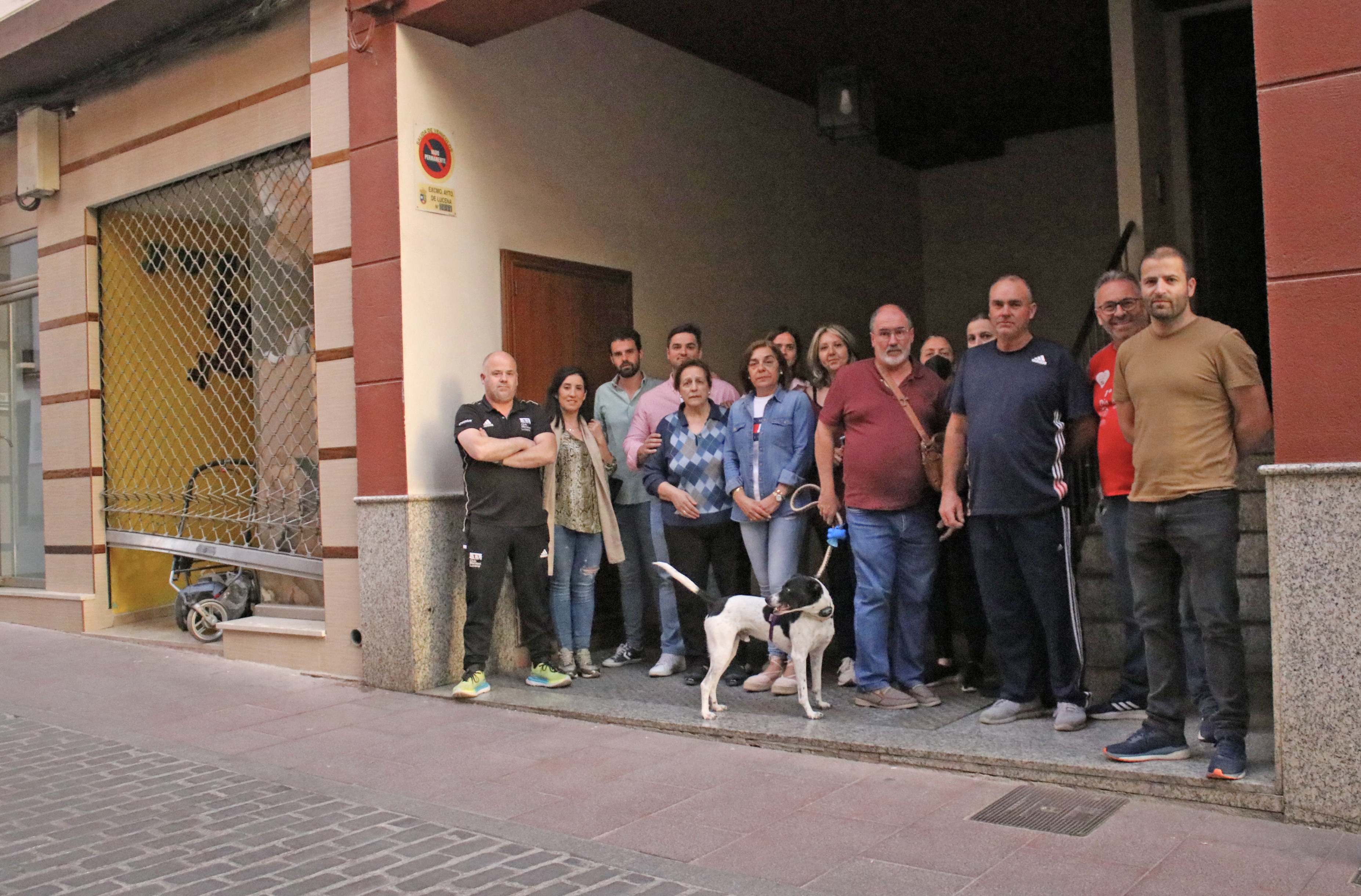 Vecinos de la calle Cabrillana junto al local ocupado, objeto de sus quejas