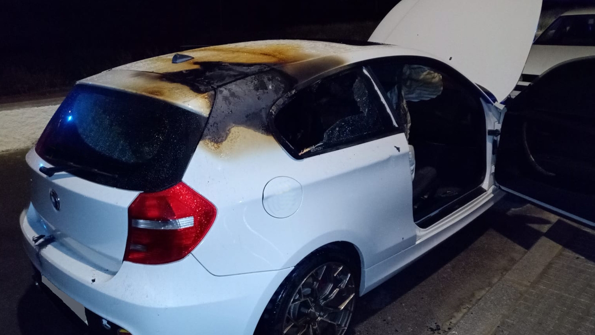 Estado en el que ha quedado el coche tras el incendio